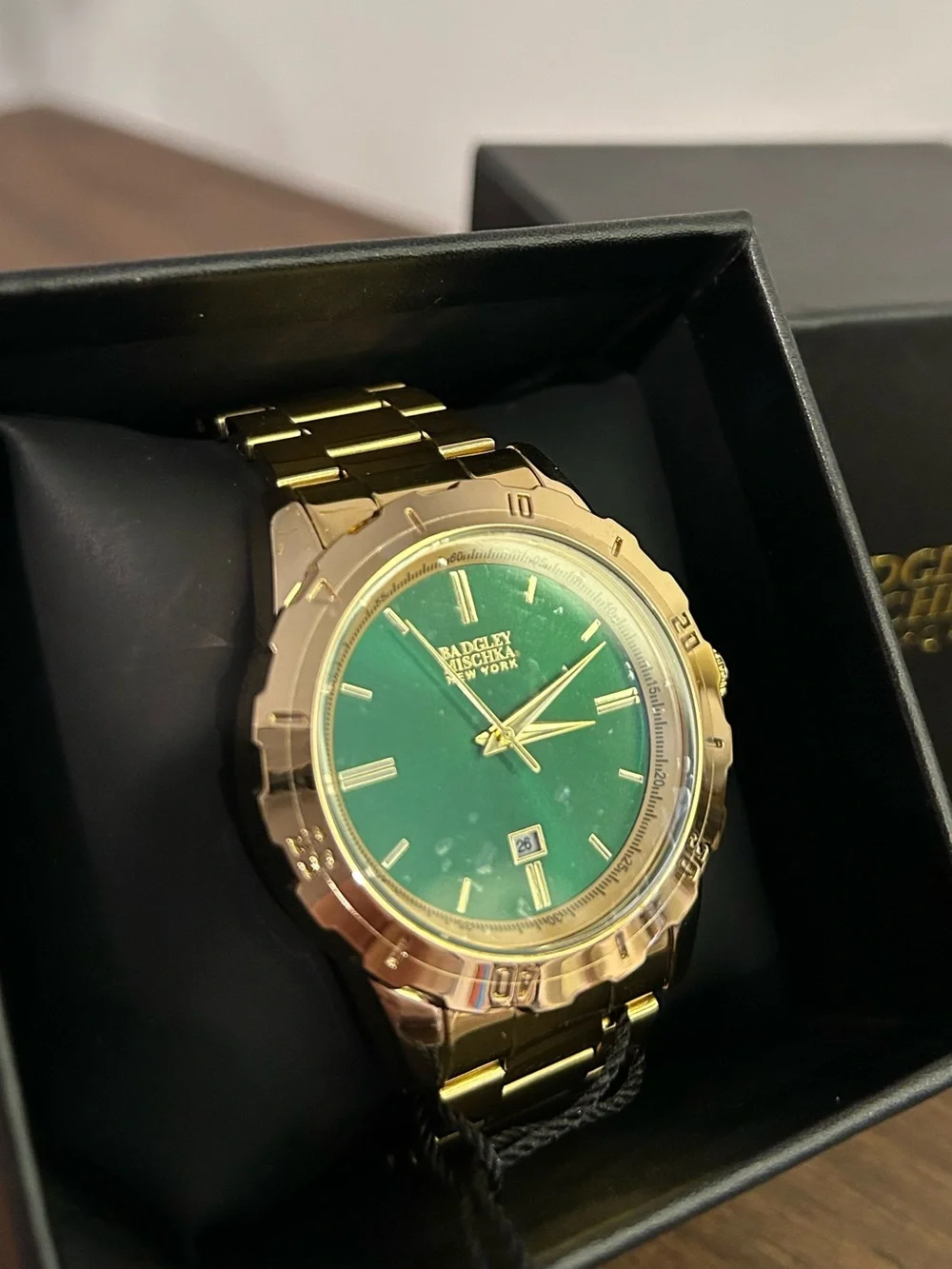 Badgley Mischka Emerald Green Men’s Watch Gold Tone Bracelet Box NWT